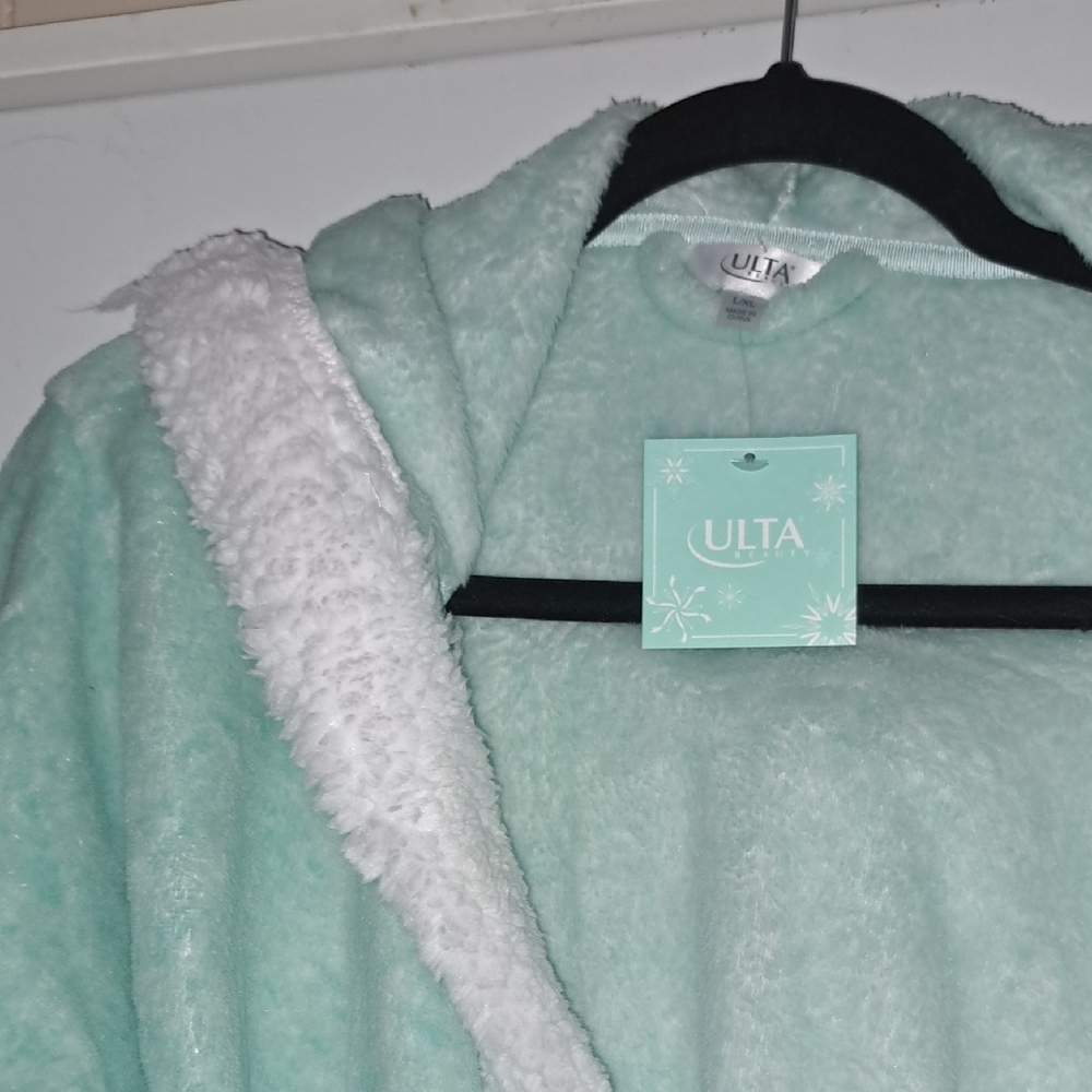 Ulta Beauty Soft Mint Robe with White Accents L,XL - Picture 6 of 8